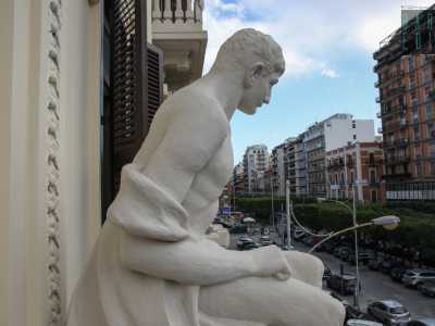 ...mentre a sinistra lo sguardo di Adamo ci accompagna verso la punta estrema di corso Cavour, una strada che tra obbrobri architettonici e moderni palazzi, continua a conservare alcuni tra i pi� grandiosi edifici di Bari